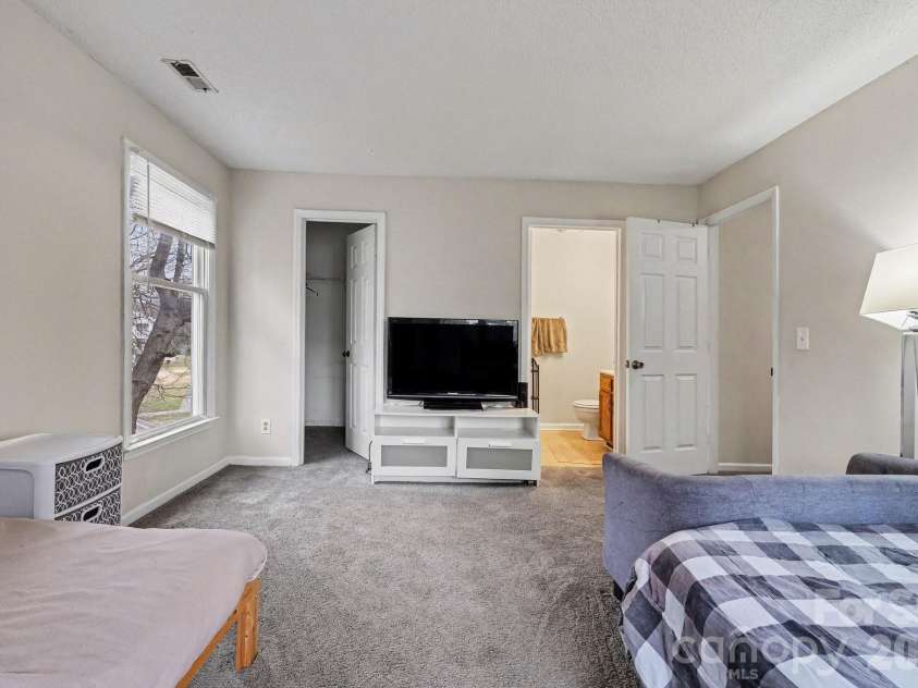 6234 Rosecroft Drive, Charlotte, NC 28215.  MLS# CAR4350385, YatesRealty ID 6125. 