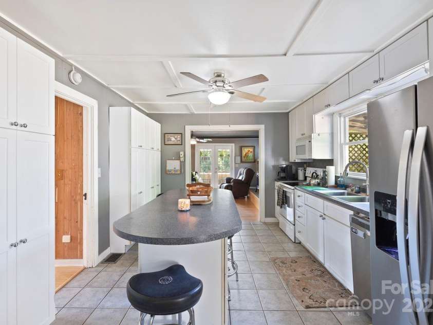 31 Abbott Moore Road, Clyde, NC 28721.  MLS# CAR4305514, YatesRealty ID 6126. 