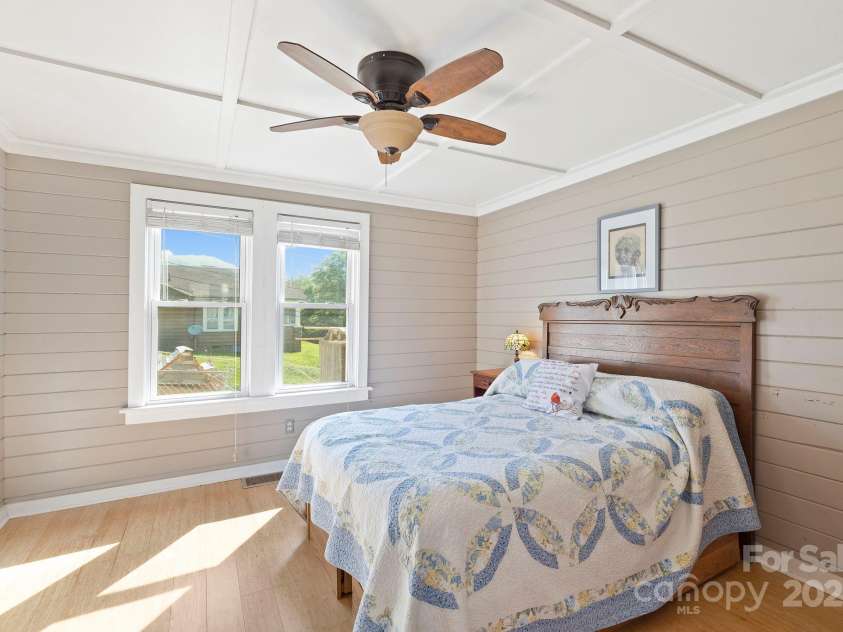 31 Abbott Moore Road, Clyde, NC 28721.  MLS# CAR4305514, YatesRealty ID 6126. 