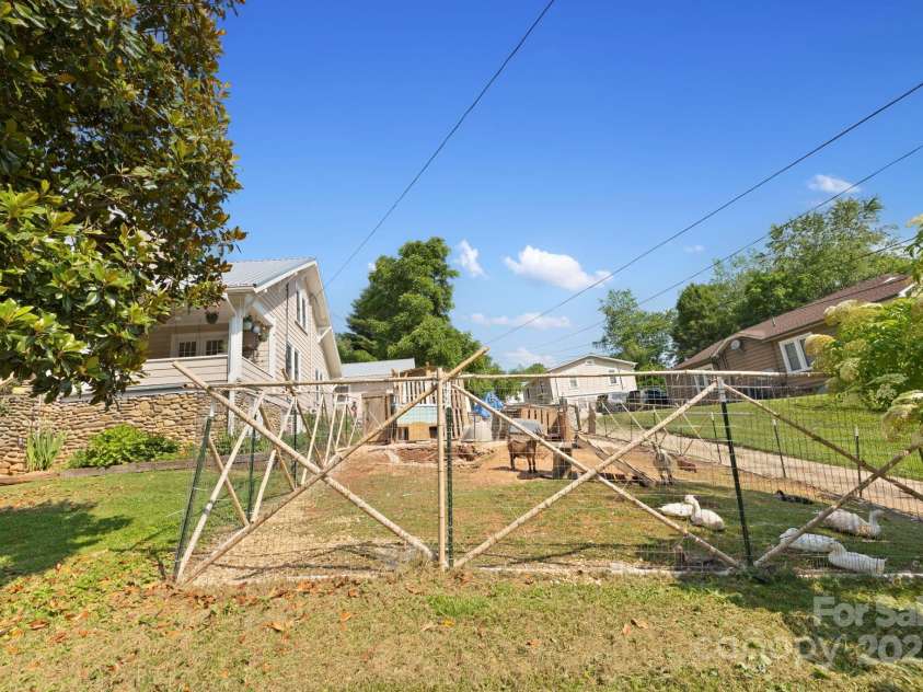 31 Abbott Moore Road, Clyde, NC 28721.  MLS# CAR4305514, YatesRealty ID 6126. 