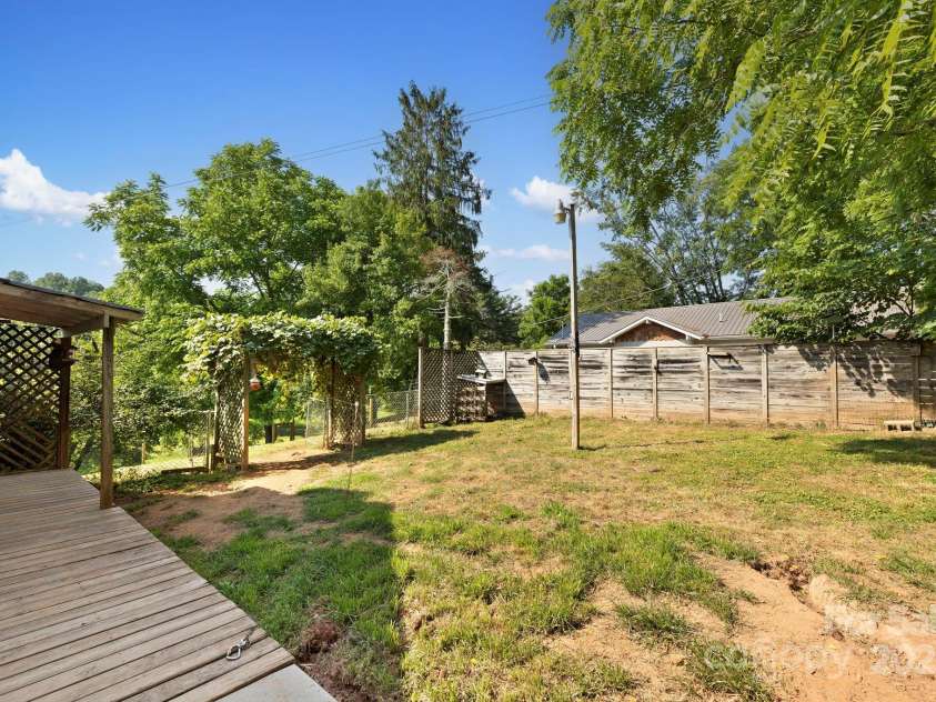 31 Abbott Moore Road, Clyde, NC 28721.  MLS# CAR4305514, YatesRealty ID 6126. 