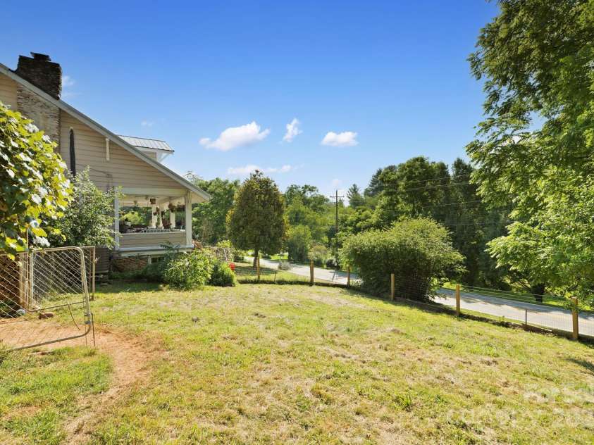 31 Abbott Moore Road, Clyde, NC 28721.  MLS# CAR4305514, YatesRealty ID 6126. 