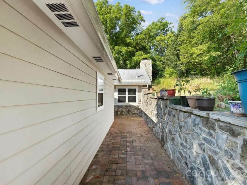 31 Abbott Moore Road, Clyde, NC 28721.  MLS# CAR4305514, YatesRealty ID 6126. 