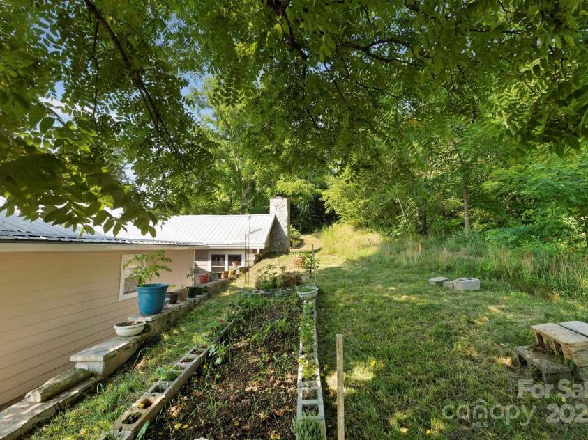 31 Abbott Moore Road, Clyde, NC 28721.  MLS# CAR4305514, YatesRealty ID 6126. 