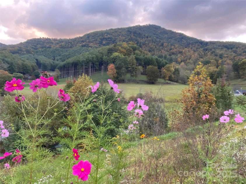 41 Hawks Ridge Estate, Burnsville, NC 28714.  MLS# CAR4246648, YatesRealty ID 6126. 