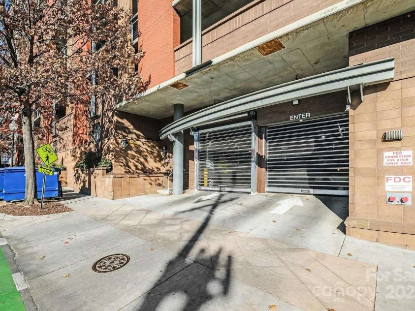 505 Sixth Street, Charlotte, NC 28202.  MLS# CAR4331370, YatesRealty ID 6127. PARKING GARAGE