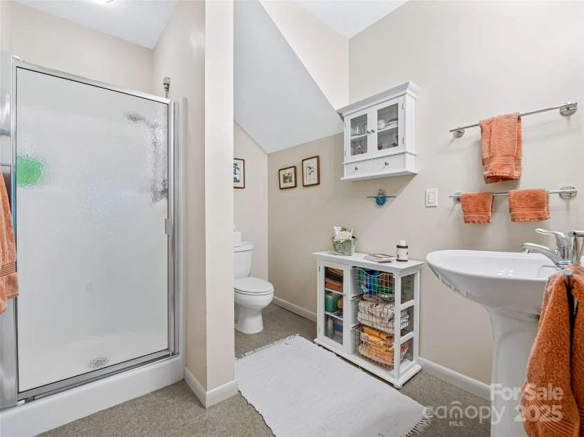 140 Grouse Lane, Brevard, NC 28712.  MLS# CAR4247266, YatesRealty ID 6128. Lower level full bath.