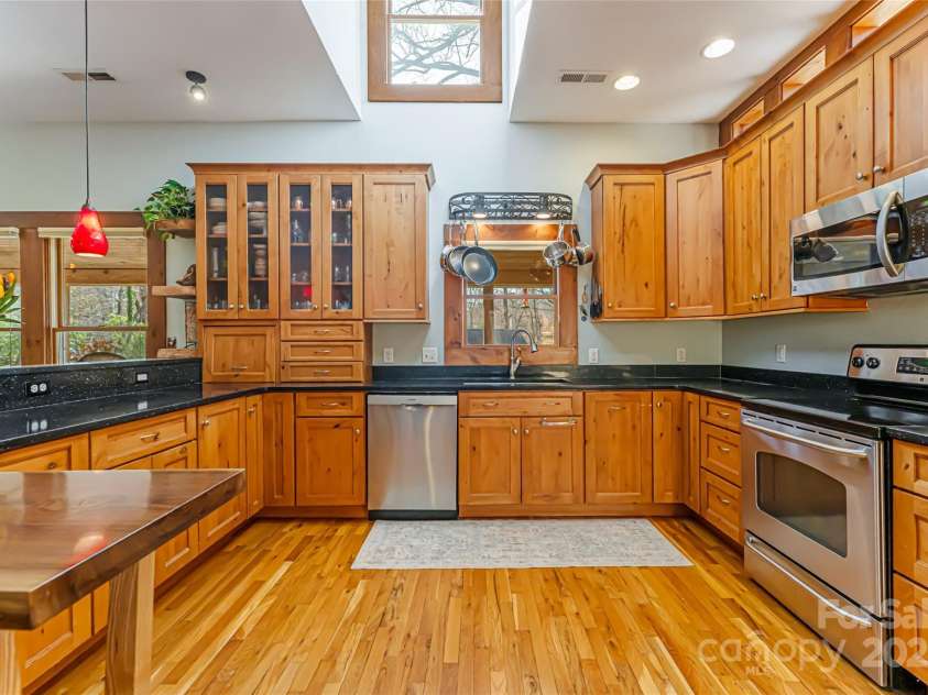 20 Meeks Road, Black Mountain, NC 28711.  MLS# CAR4232565, YatesRealty ID 6129. Kitchen