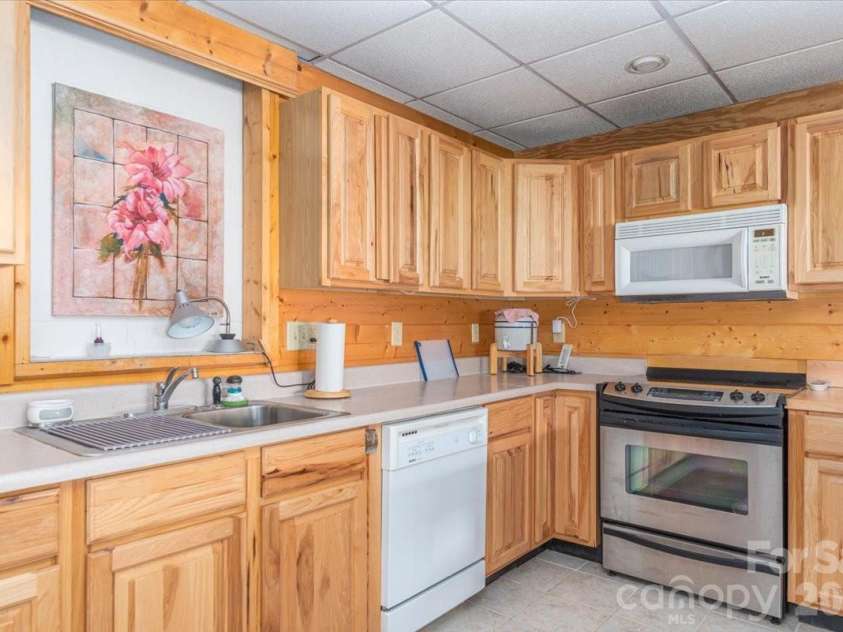 235 Timucua Trail, Waynesville, NC 28786.  MLS# CAR4301389, YatesRealty ID 6129. Full Kitchen.