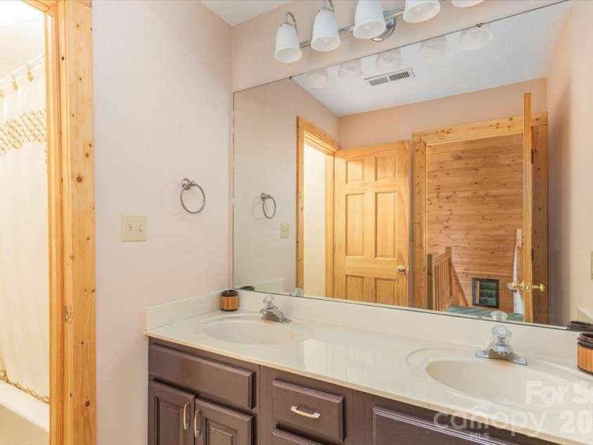 235 Timucua Trail, Waynesville, NC 28786.  MLS# CAR4301389, YatesRealty ID 6129. Guest bath with tub/shower.