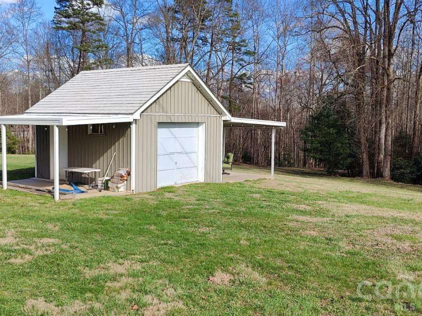 1104 old HWY 60 Highway, Wilkesboro, NC 28697.  MLS# CAR4176277, YatesRealty ID 6134. 