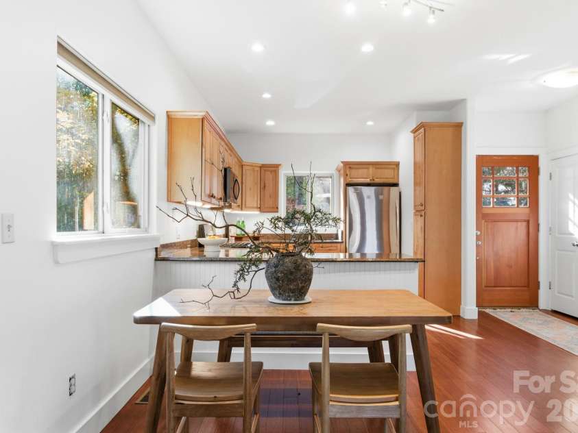 59 Morningside Drive, Asheville, NC 28806.  MLS# CAR4351304, YatesRealty ID 6136. Dining area off kitchen