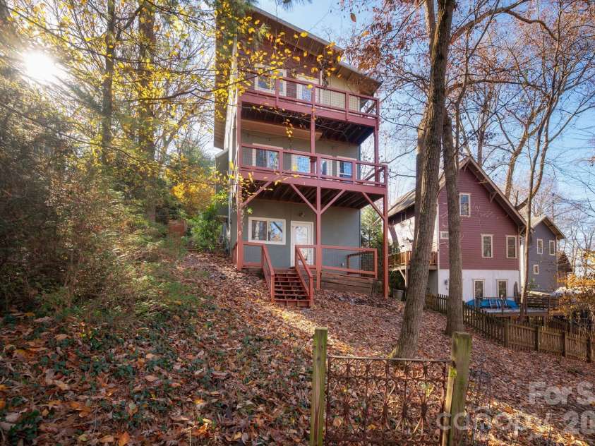 59 Morningside Drive, Asheville, NC 28806.  MLS# CAR4351304, YatesRealty ID 6136. Low maintenance yard