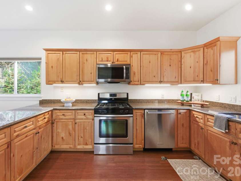 59 Morningside Drive, Asheville, NC 28806.  MLS# CAR4351304, YatesRealty ID 6136. Plenty of counter and cabinet space