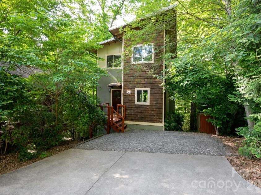 59 Morningside Drive, Asheville, NC 28806.  MLS# CAR4351304, YatesRealty ID 6136. Plenty of off street parking
