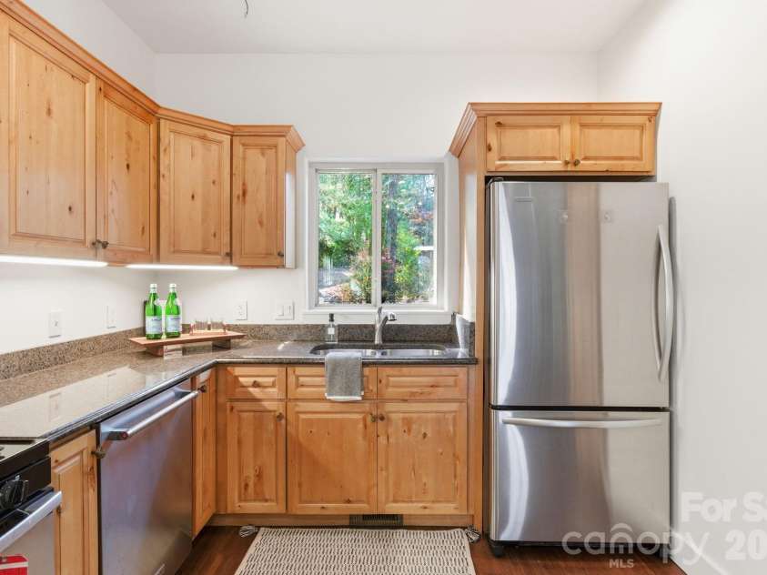 59 Morningside Drive, Asheville, NC 28806.  MLS# CAR4351304, YatesRealty ID 6136. Stainless appliances