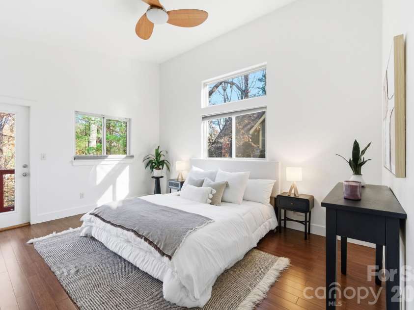 59 Morningside Drive, Asheville, NC 28806.  MLS# CAR4351304, YatesRealty ID 6136. Upper level ensuite bedroom