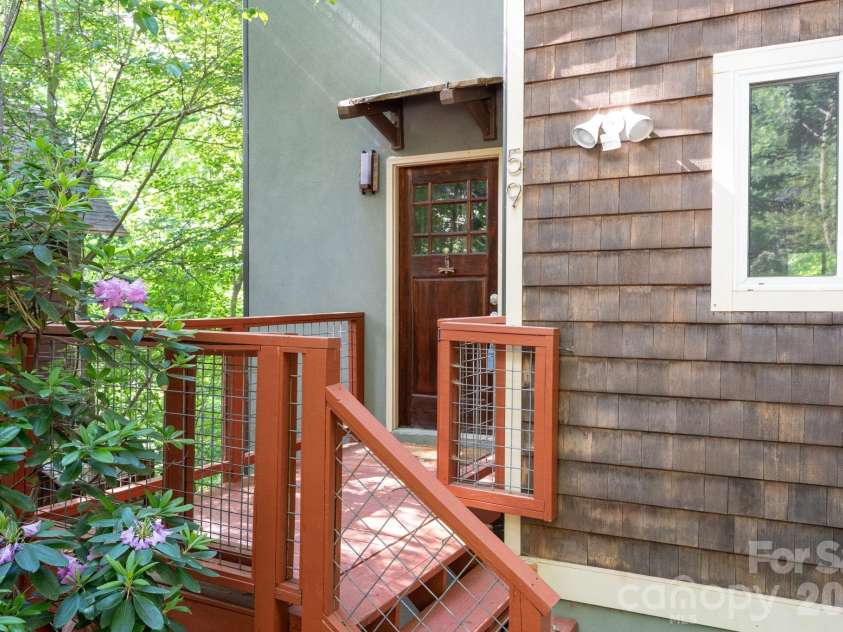 59 Morningside Drive, Asheville, NC 28806.  MLS# CAR4351304, YatesRealty ID 6136. Welcoming entry