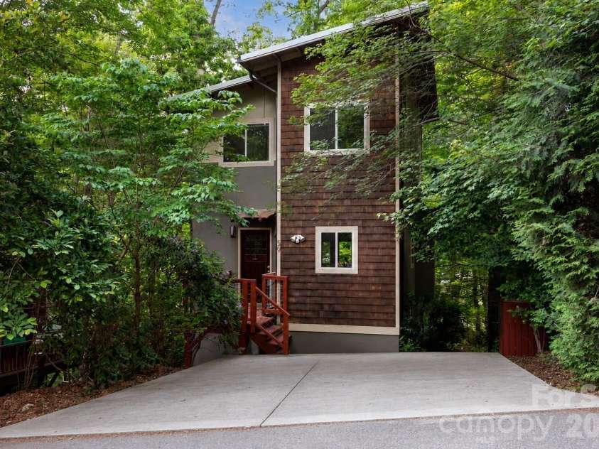 59 Morningside Drive, Asheville, NC 28806.  MLS# CAR4351304, YatesRealty ID 6136. West Asheville Treehouse
