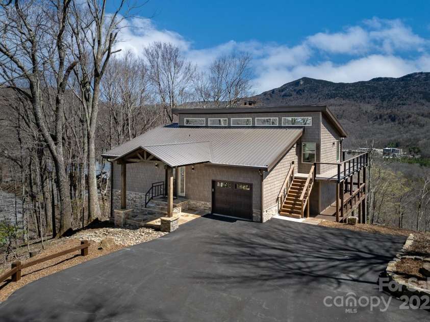 150 Squirrel Corn Lane, Sugar Mountain, NC 28604.  MLS# CAR4247391, YatesRealty ID 6138. 