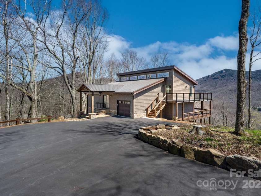 150 Squirrel Corn Lane, Sugar Mountain, NC 28604.  MLS# CAR4247391, YatesRealty ID 6138. 