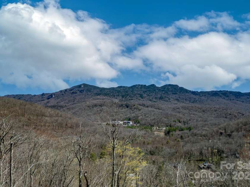 150 Squirrel Corn Lane, Sugar Mountain, NC 28604.  MLS# CAR4247391, YatesRealty ID 6138. 