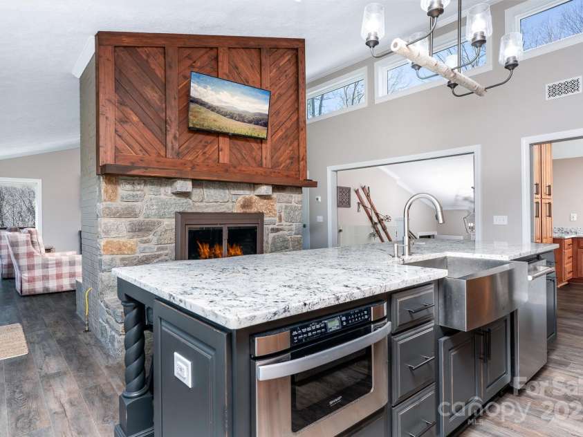 150 Squirrel Corn Lane, Sugar Mountain, NC 28604.  MLS# CAR4247391, YatesRealty ID 6138. 