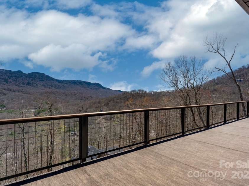 150 Squirrel Corn Lane, Sugar Mountain, NC 28604.  MLS# CAR4247391, YatesRealty ID 6138. 