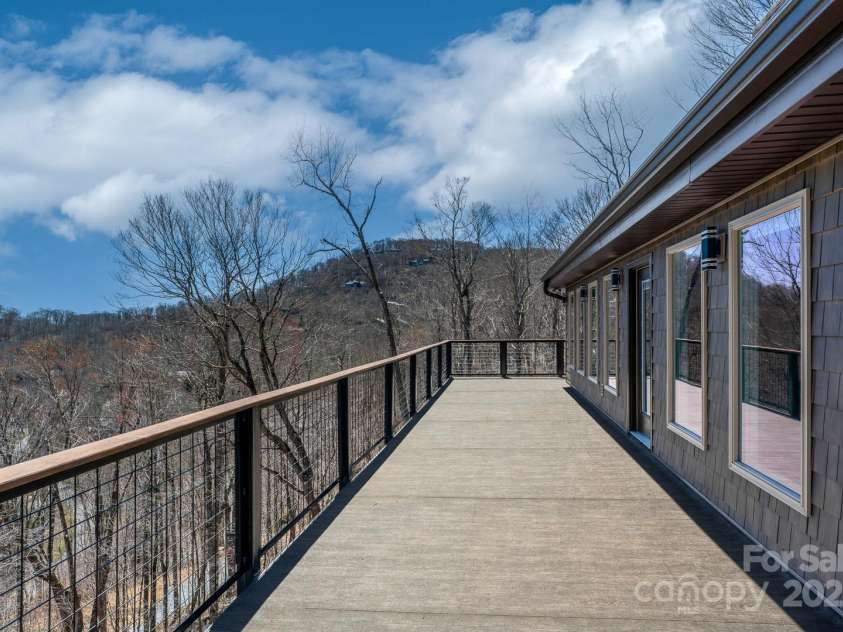 150 Squirrel Corn Lane, Sugar Mountain, NC 28604.  MLS# CAR4247391, YatesRealty ID 6138. 