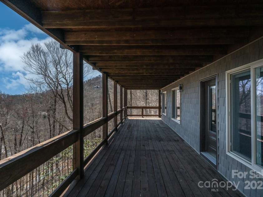 150 Squirrel Corn Lane, Sugar Mountain, NC 28604.  MLS# CAR4247391, YatesRealty ID 6138. 