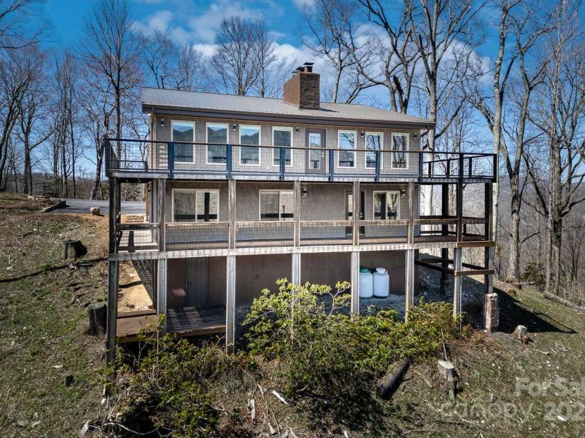 150 Squirrel Corn Lane, Sugar Mountain, NC 28604.  MLS# CAR4247391, YatesRealty ID 6138. 