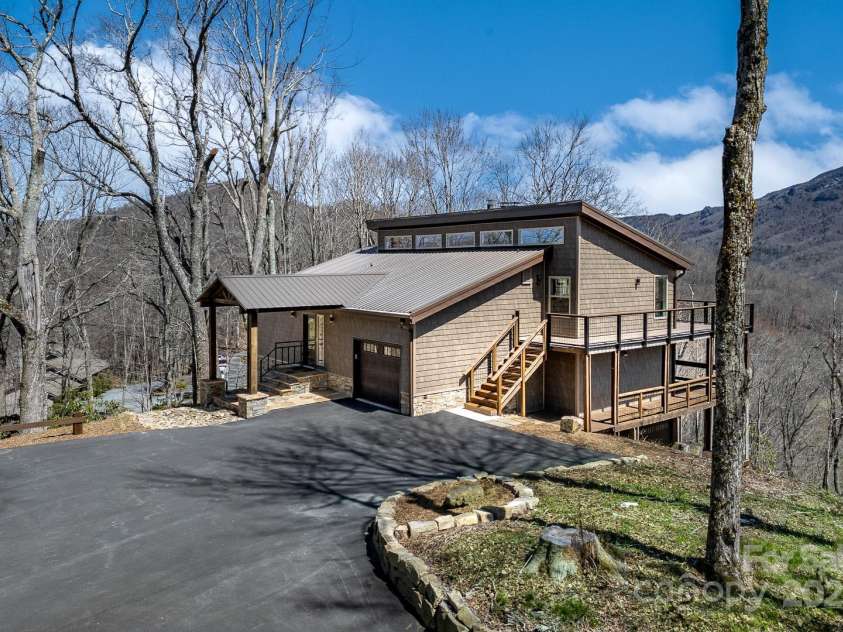 150 Squirrel Corn Lane, Sugar Mountain, NC 28604.  MLS# CAR4247391, YatesRealty ID 6138. 
