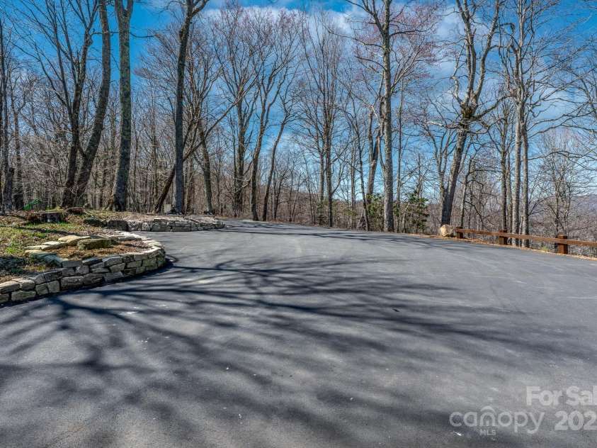 150 Squirrel Corn Lane, Sugar Mountain, NC 28604.  MLS# CAR4247391, YatesRealty ID 6138. 