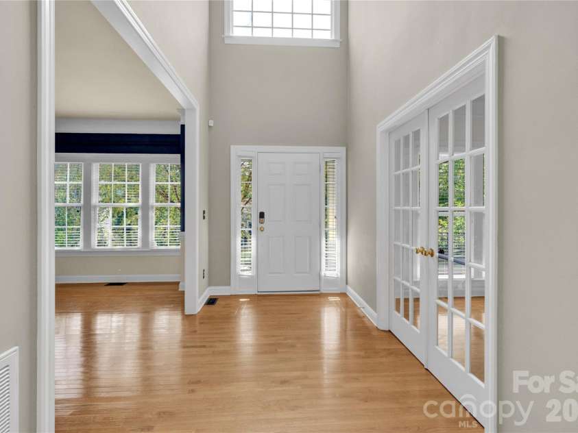 2055 Solway Lane, Charlotte, NC 28269.  MLS# CAR4307419, YatesRealty ID 6138. Front Hallway