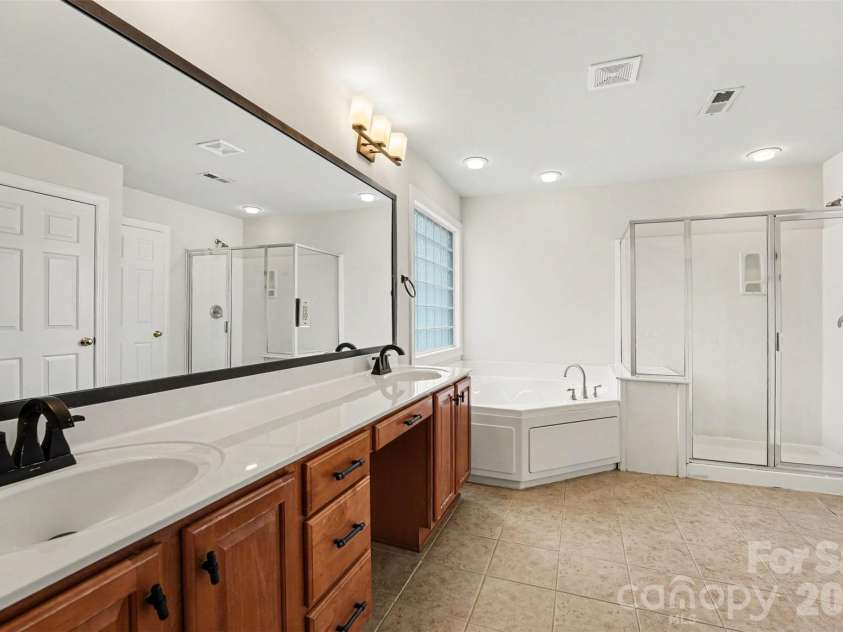 2055 Solway Lane, Charlotte, NC 28269.  MLS# CAR4307419, YatesRealty ID 6138. Primary Bathroom 