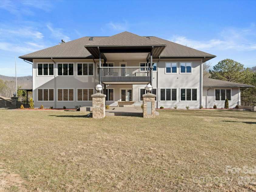 151 Pine Ridge Road, Burnsville, NC 28714.  MLS# CAR4217330, YatesRealty ID 614. 