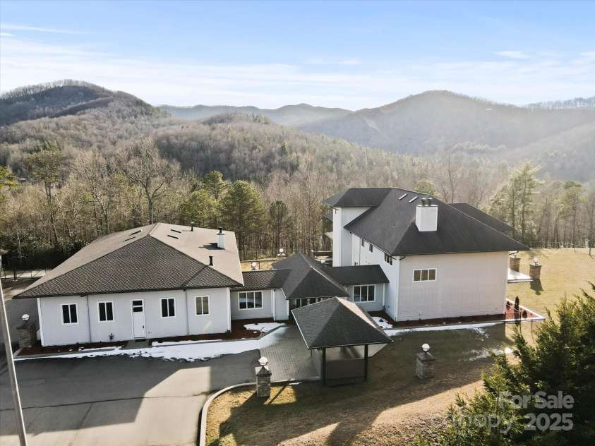151 Pine Ridge Road, Burnsville, NC 28714.  MLS# CAR4217330, YatesRealty ID 614. 