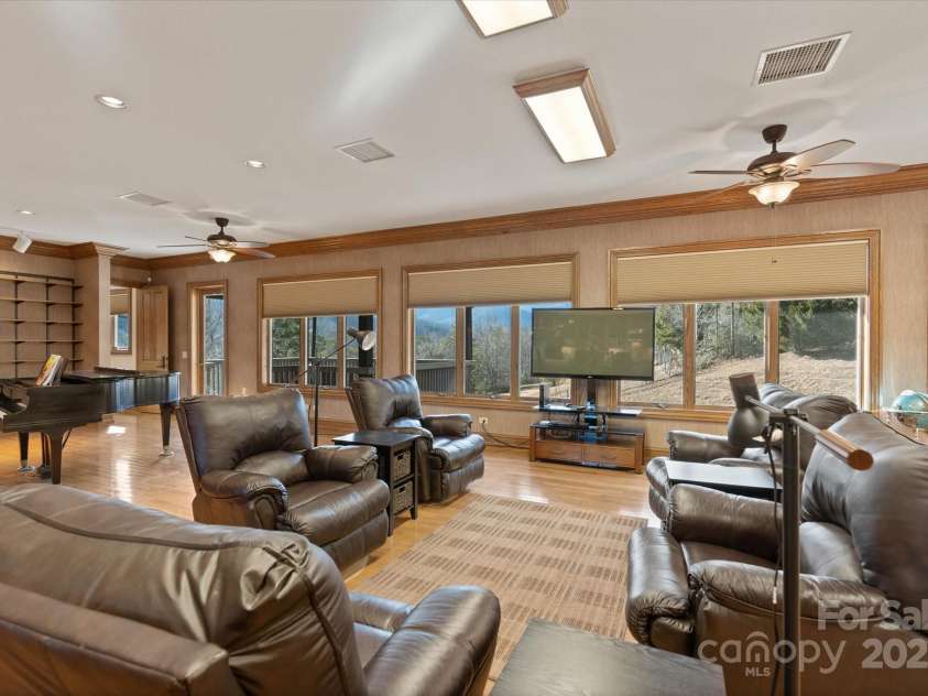 151 Pine Ridge Road, Burnsville, NC 28714.  MLS# CAR4217330, YatesRealty ID 614. 