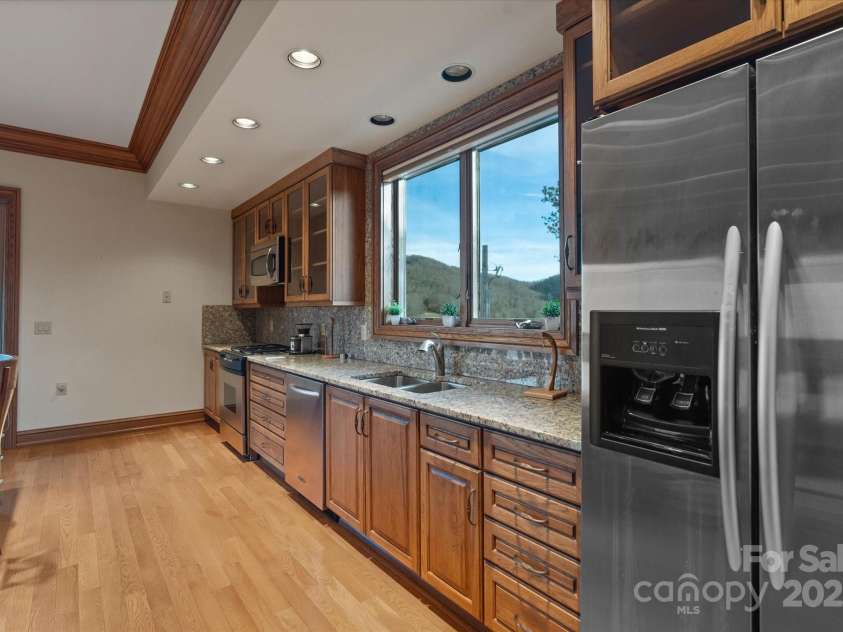 151 Pine Ridge Road, Burnsville, NC 28714.  MLS# CAR4217330, YatesRealty ID 614. Full Kitchen #5