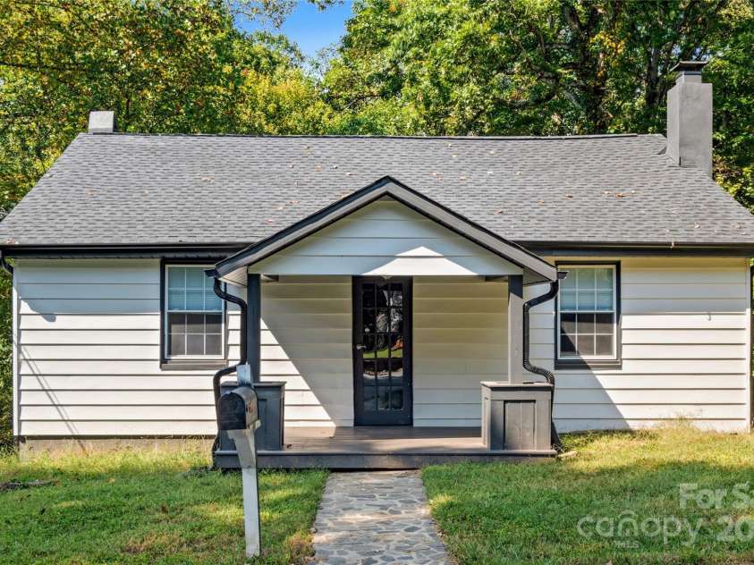 270 Northwood Drive, Elkin, NC 28621.  MLS# CAR4306930, YatesRealty ID 614. 