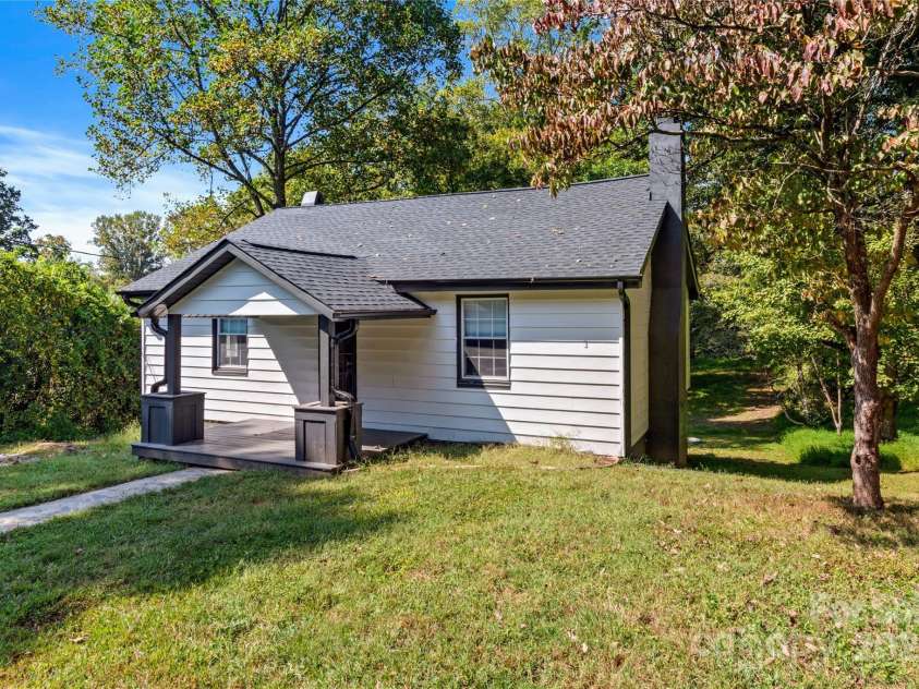 270 Northwood Drive, Elkin, NC 28621.  MLS# CAR4306930, YatesRealty ID 614. 