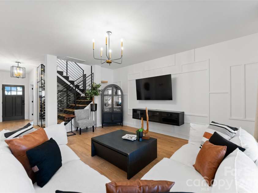 651 Tennyson Drive, Charlotte, NC 28208.  MLS# CAR4347762, YatesRealty ID 6140. 