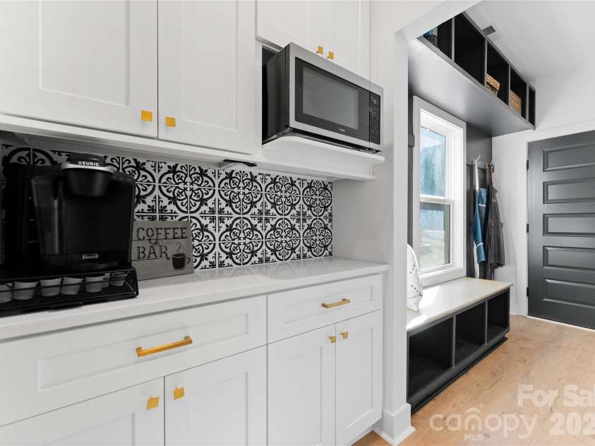 651 Tennyson Drive, Charlotte, NC 28208.  MLS# CAR4347762, YatesRealty ID 6140. 