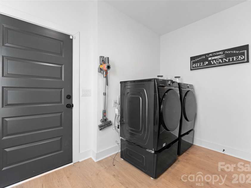 651 Tennyson Drive, Charlotte, NC 28208.  MLS# CAR4347762, YatesRealty ID 6140. 