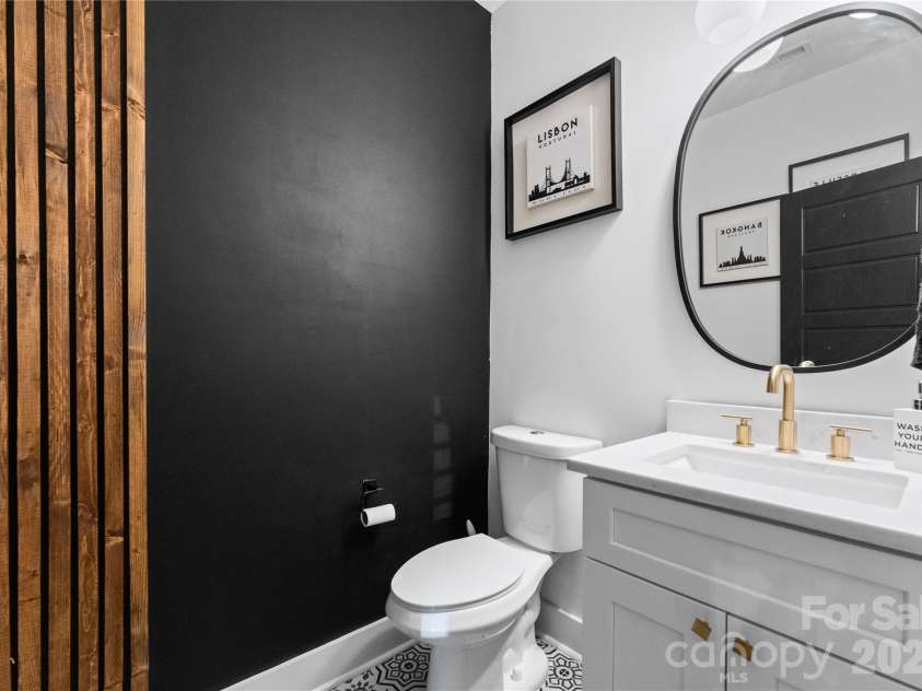 651 Tennyson Drive, Charlotte, NC 28208.  MLS# CAR4347762, YatesRealty ID 6140. Guest Half Bath on First Fl