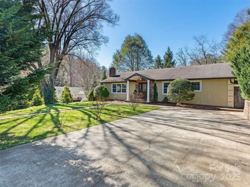 184 Aurora Drive, Asheville, NC 28805.  MLS# CAR4247633, YatesRealty ID 6142. 