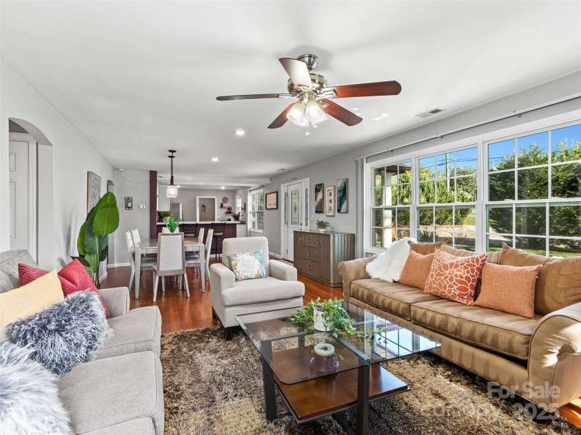 184 Aurora Drive, Asheville, NC 28805.  MLS# CAR4247633, YatesRealty ID 6142. 