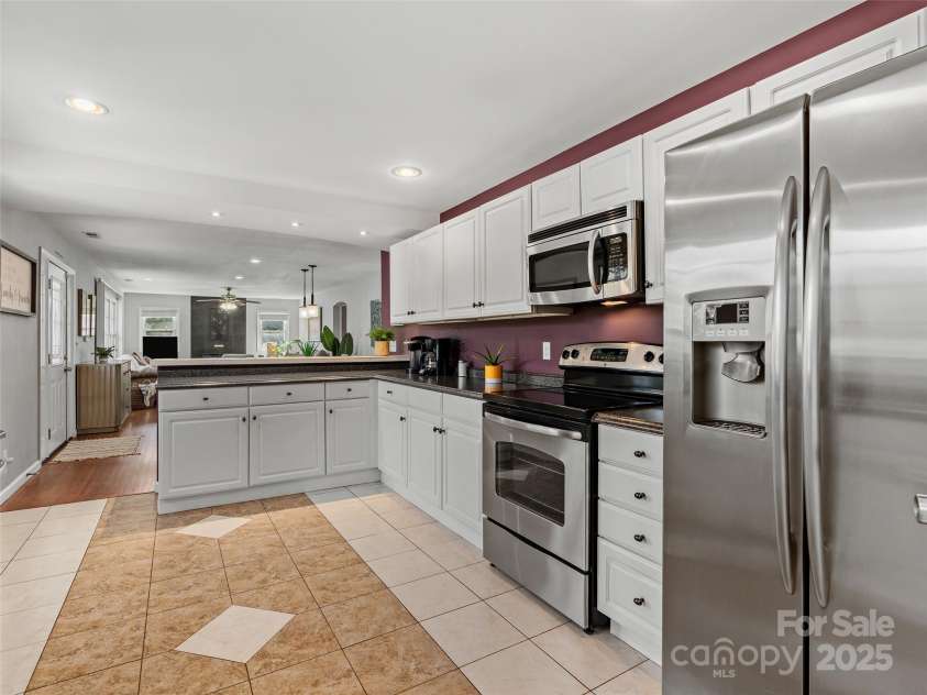 184 Aurora Drive, Asheville, NC 28805.  MLS# CAR4247633, YatesRealty ID 6142. 