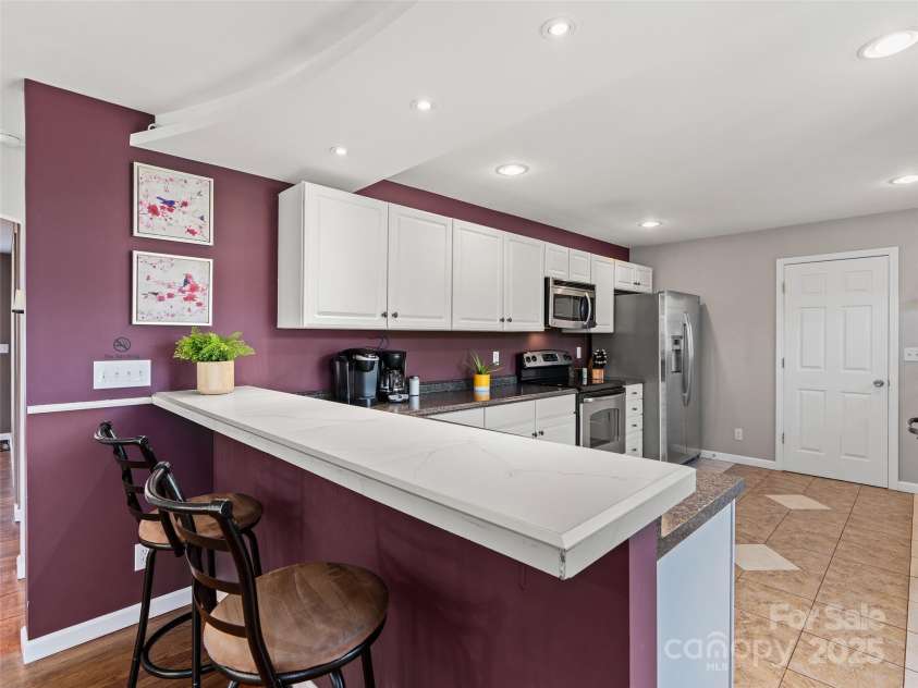 184 Aurora Drive, Asheville, NC 28805.  MLS# CAR4247633, YatesRealty ID 6142. 