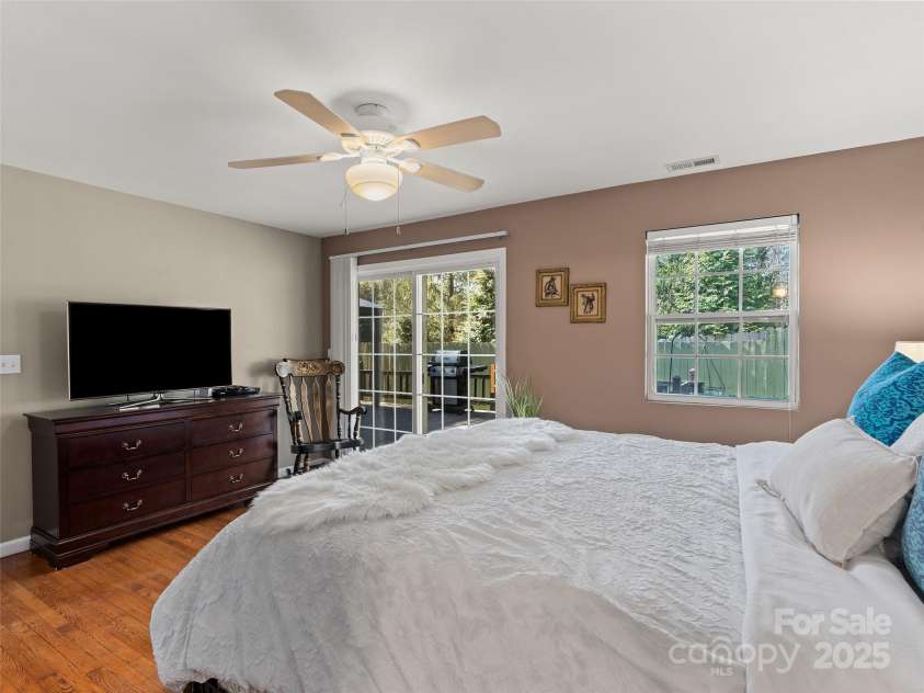 184 Aurora Drive, Asheville, NC 28805.  MLS# CAR4247633, YatesRealty ID 6142. 